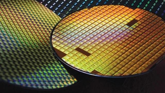 <b>SUA vrea să repatrieze producția de cipuri, stimulează segmentul cu 15 miliarde de dolari </b>Toate gadget-urile pe care le folosim zilnic sunt bazate pe cipuri, una dintre resursele de bază în 2020. Recent această resursă a fost motiv de dispută între SUA și China, Huawei neavând acces 