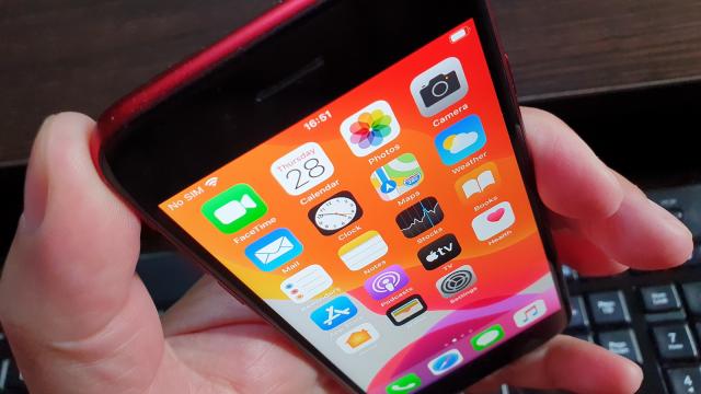 <b>Apple iPhone SE (2020): Conectivitate cu sutele de mega pe secundă pe care le aşteptam</b>Apple iPhone SE (2020) are fix aceleaşi opţiuni de conectivitate ca şi generaţia iPhone 11. Vine cu conector Lightning jos, slot nano SIM şi suport 4G LTE într-o sumedenie de benzi. Avem şi WiFi 6, aşa că putem să prindem multe sute de Mbps în banda de..