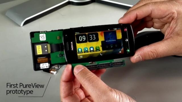 <b>Povestea din spatele lui Nokia 808 PureView: 5 ani de muncă asiduă! (Video)</b>Nokia a surprins pe toată lumea în acest an la MWC 2012, prezentând un cameraphone de 41 de megapixeli, probabil cântecul de lebădă al lui Symbian, Nokia 808 PureView. Aflați că acest model cu super cameră s-a aflat în lucru timp de 5 ani, în...