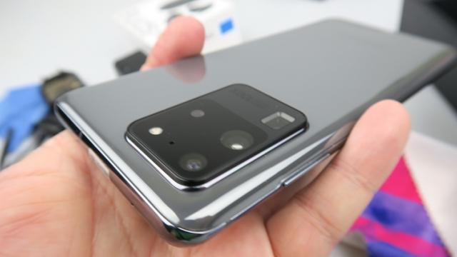 <b>Mini Turul Magazinelor #139: Galaxy S20 Ultra scade binişor sub 5000 lei, ceas cu apel video şi promoţie 2 jocuri Dying Light</b>Ştiu, e foarte cald azi şi cumva mi-am amintit de promoţia Orange care îţi dădea reduceri cu procente câte grade erau afară peste 25... sau să fi fost 30? Cert e că am găsit câteva preţuri foarte bune azi