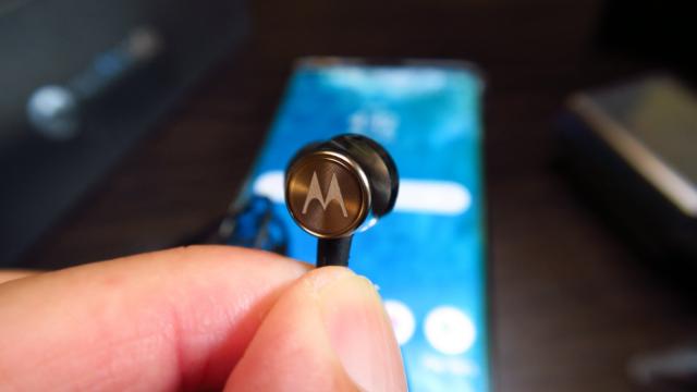 <b>Motorola Edge: Acustică stereo reală, se împacă mai bine cu muzica decât cu gaming-ul</b>Motorola s-a lăudat încă de la debutul telefoanelor Edge cu sistemul audio cu tehnologie Waves, companie câştigătoare de premiu Grammy la categoria tehnică. Pe Motorola Edge avem difuzoare stereo, unul jos şi unul cel pentru convorbiri, de sus.