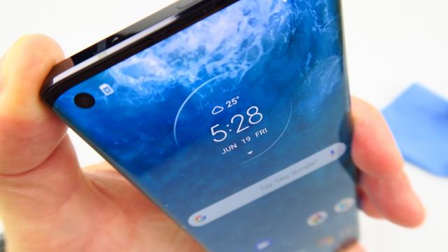 <b>Motorola Edge: Conectivitate 4G, 5G, WiFi dual band cu viteze de flagship</b>Motorola Edge are aproape aceleaşi standarde de conectivitate ca şi un flagship. Spun "aproape", pentru că de și are 5G, nu are totuşi WiFi 6. Nu că ar fi prea multe routere WiFi 6 pe piaţa în acest moment... În fine, telefonul dispune de port USB-C 2.0