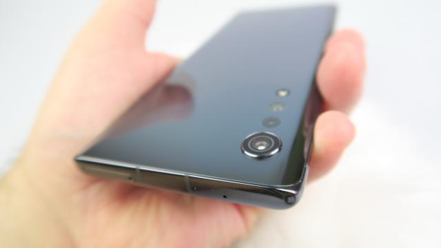 <b>LG Velvet: Hardware de super-high-midrange, cu unele excepţii</b>LG Velvet face parte din seria telefoanelor super high midrange din 2020, care vor să fie locţiitori de flagship-uri. Practic, dacă le schimbi procesorul şi una din camere ar fi pe acolo... prin zona flagship-urilor. 5G-ul îl bifează, procesorul..