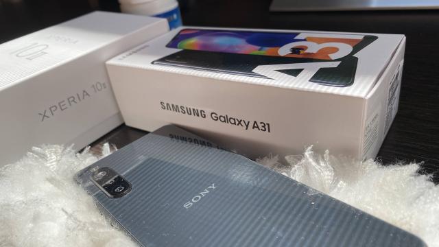 <b>Mobicast #318: Dezbatere CU sau FĂRĂ accesorii în cutia telefonului, review LG Velvet, lansare Moto G 5G Plus, Snapdragon 865+ devine oficial</b>S-a mai dus o săptămână, deci e momentul pentru o nouă recapitulare, sub formă de Mobicast. Am ajuns la ediţia #318 din podcastul şi videocastul săptămânal şi venim după o săptămână cu multe 