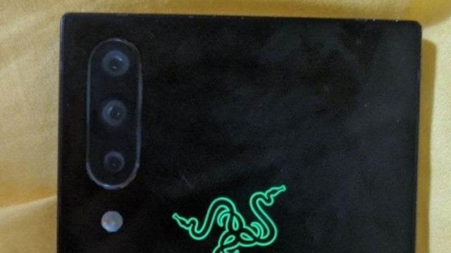 <b>Razer Phone 3 apare sub formă de prototip în câteva fotografii; Șanse mici să fie real!</b>Razer Phone 3 pare să fie cel mai nou telefon de gaming scăpat pe web, ceea ce ne surprinde, pentru că oficial Razer se retrăsese din acest segment anterior. Avem de-a face cu un prototip dezvăluit în fotografiile 