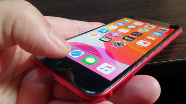 <b>Apple ar putea da o lovitură pe piața smartphone prin lansarea unui iPhone accesibil cu preț de sub 300 dolari (zvon)</b>Printre numeroasele leak-uri înregistrate de către seria de telefoane iPhone 12 iată că astăzi ajunge în online o veste bombă, aceea că Apple ar pregăti un iPhone foarte accesibil cu preț de 200-300 dolari