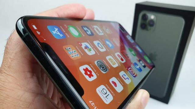 <b>Apple are de plătit aproape 1 miliard de dolari către Samsung și de vină sunt vânzările slabe de iPhone-uri; Iată cum se leagă totul</b>Vestea zilei sau poate chiar a săptămânii este aceea că Apple are de plătit aproape 1 miliard de dolari către Samsung, asta pentru că nu a reușit să vândă pe atât de multe iPhone-uri pe cât și-a propus inițial