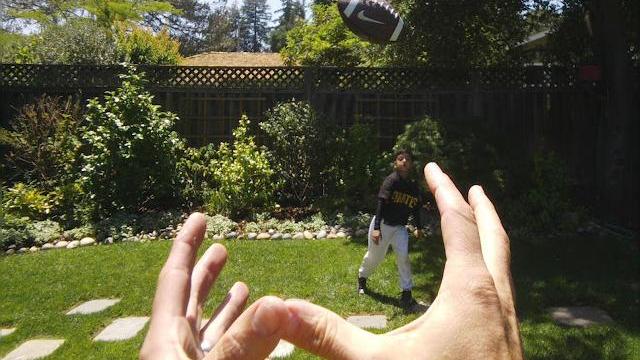 <b>Ochelarii Google Project glass fotografiați la ochii unor angajați; O filmare first person cu ochelarii ajunge pe web! (Video)</b>Aș putea spune că se vorbește în egală măsură despre ochelarii Google Project Glass și despre viitoarele terminale Nexus, deci noul accesoriu de la Google are parte de ceva popularitate. Gigantul motoarelor de căutare ne menține interesul cu...