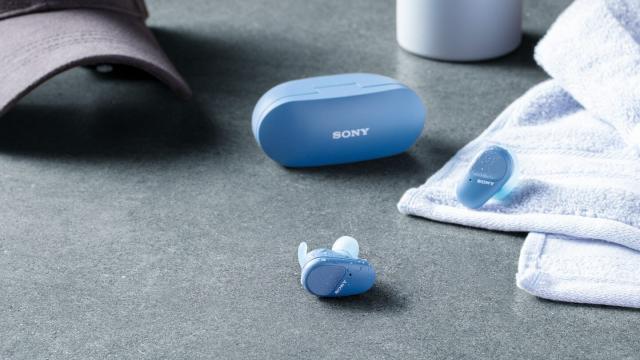 <b>Căștile wireless Sony WF-SP800N ajung din această lună pe plan local; Model cu autonomie mare și anulare activă a zgomotului de fond (ANC)</b>După ce în prima săptămână a lunii mai cei de la Sony anunțau lansarea căștilor wireless numite SF-SP800N iată că acum aflăm acestea ajung și în magazinele de pe plan local. Modelul de față se remarcă prin look-ul 