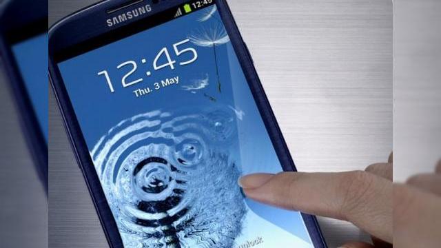 <b>Probleme la producția capacelor de plastic pentru Samsung Galaxy S III Blue Pebble</b>Am fost zilele trecute la deschiderea primului magazin Samsung din România. Normal că era disponibile la testat o suită de modele Samsung Galaxy S III. Toate erau în varianta pe alb și niciunul pe albastru - Blue Pebble cum îi spune compania...