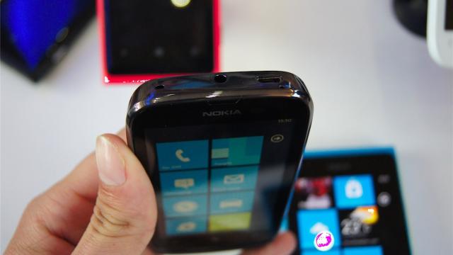 <b>Angry Birds, PES 2012 și Tango nu rulează pe Nokia Lumia 610</b>Aplicația Skype din Windows Phone Marketplace nu merge a fi instalată pe Nokia Lumia 610 - un smartphone cu Windows Phone destinat maselor. Acesta promite și un preț mai mic, dar multe aplicații refuză să funcționeze pe un procesor de 800 MHz și...