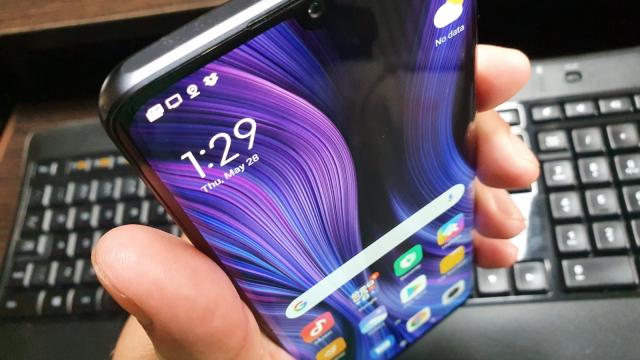 <b>Xiaomi Mi Note 10 Lite: Design similar cu Mi Note 10, dar mai uşor de manevrat</b>Xiaomi Mi Note 10 Lite păstrează în bună parte designul şi formatul lui Mi Note 10, doar ca într-un corp mai compact. Măsoară 9.7 mm în talie, ca şi Mi Note 10, dar este mai uşor cu 4 grame (la 204 grame). Cumva mi se pare că greutatea e mai bine..