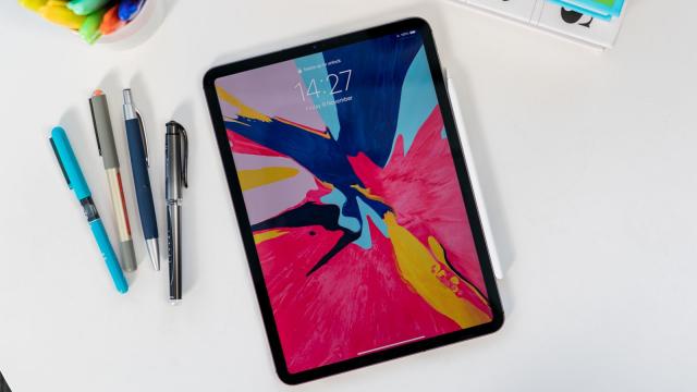 <b>Noul iPad Air ar putea veni cu procesor mai puternic şi preţ mai mic decât predecesorul</b>Au început zvonurile şi despre celelalte produse pe care Apple le-a pregătit pentru lansare în această toamnă, în afară de seria iPhone 12. Aflăm spre exemplu că aşa numitul iPad Air 4 ar putea fi mai ieftin decât predecesorul său, dar să aibă şi un CPU..