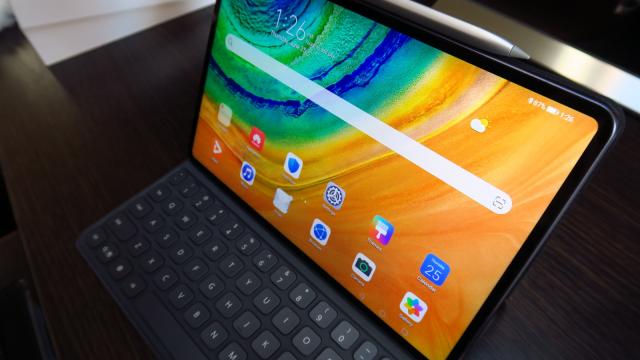 <b>Huawei MatePad Pro: Design în sfârşit original, panou din sticlă cum nu am mai văzut</b>Huawei MatePad Pro este tableta flagship cu care Huawei se prezintă pentru duelul cu Galaxy Tab S6 şi iPad Pro, poate şi Tab S7 pe viitor. Are câteva propuneri interesante şi premiere şi aş aminti aici orificiul din ecran pentru camera selfie sau spatele 