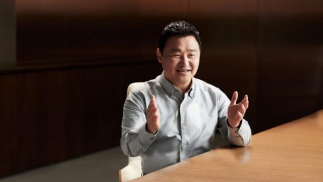 <b>Samsung confirmă că va prezenta 5 produse noi la evenimentul Unpacked de pe 5 august; Oficialul TM Roh are detalii despre strategia companiei</b>Samsung a postat ieri pe social media un teaser care confirmă că vom avea şi un nou telefon pliabil prezentat pe 5 august. E vorba despre Galaxy Z Fold 2, iar acum aflăm prin vocea unui oficial al companiei câte produse