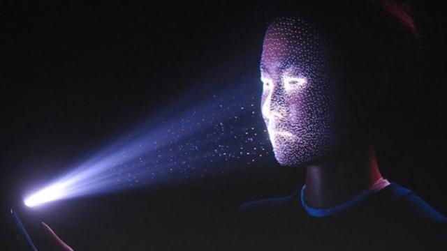 <b>Viitorul Apple Face ID ar putea identifica venele din fața utilizatorului pentru o autentificare mai sigură</b>De-a lungul anilor până şi foarte securizatul Apple Face ID a fost păcălit de gemeni sau măşti de latex de la Hollywood. Apple vrea să ia măsuri pentru a face autentificarea biometrică mai sigură pe telefoanele sale 