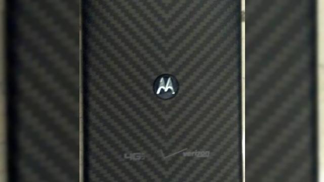 <b>Motorola Droid RAZR HD - primele imagini</b>Motorola nu este printre companiile care să reușească a ține secretul cu referire la produsele sale. Este și cazul lui Droid RAZR HD. Un smartphone care tocmai ce a apărut în imagini blurate. Vorbim de varianta pentru piața americană, dedicată...
