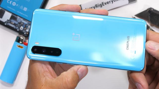 <b>OnePlus Nord se crapă şi se îndoaie la testul de rezistenţă JerryRigEverything; Ce a mers prost? (Video)</b>OnePlus Nord a debutat cu o săptămână în urmă şi a venit şi momentul primelor sale teste... mai dure. Telefonul midrange 5G de la OnePlus a ajuns pe mâna YouTuberului JerryRigEverything, care l-a supus 