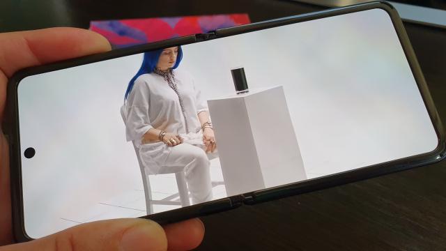 <b>Samsung Galaxy Z Flip: Acustică deloc rea pentru un telefon aşa compact, cu speaker singular</b>Samsung Galaxy Z Flip are un singur difuzor în zona inferioară, pentru că atunci când Samsung a realizat acest pliabil s-a gândit mai mult la un format cât mai compact, mai degrabă decât o serie de dotări desăvârşite. Două speakere şi stereofonia nu au..