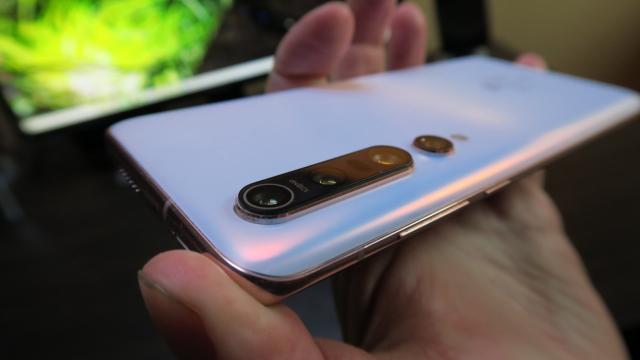 <b>Xiaomi urcă pe locul 2 în Europa Centrală şi de Est la vânzările de telefoane mobile; Iată ce cotă are conform Canalys</b>Cele mai noi cifre oferite publicităţii de către Canalys plasează Xiaomi pe locul 2 în topul producătorilor de telefoane mobile din Europa Centrală şi de Est. Cifrele se aplică pe trimestrul 2 al acestui an
