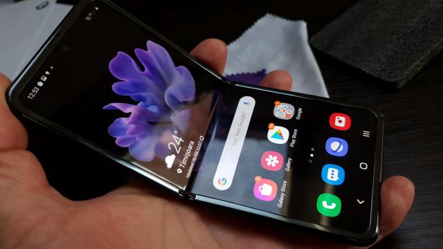 <b>Samsung Galaxy Z Flip: OS, UI, aplicaţii axate pe multitasking în două pătrate</b>Samsung Galaxy Z Flip rulează Android 10 cu One UI 2.0 aplicat peste şi până la un punct oferă cam aceeaşi experienţă că Galaxy S20. Noutatea este un mod special split screen, un Flex Mode realizat de Samsung alături de Google. El împarte ecranul în două
