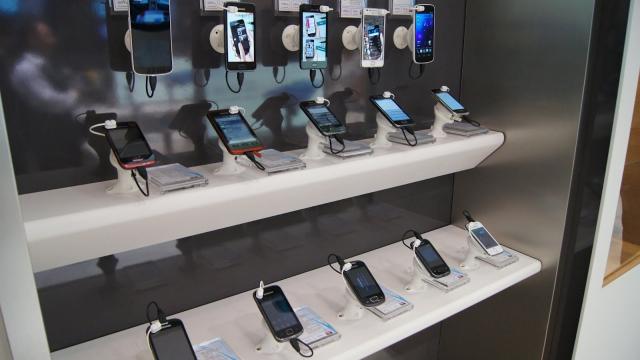 <b>ABI Research: Samsung și Apple adună 90% din profitul generat la nivel global de smartphone-uri</b>A fost publicat un studiu al ABI Research care mai degrabă confirmă ce se cunoaștea. Samsung și Apple sunt companiile care performează pe piața telefoanelor inteligente în acest moment și adună 90% din profit. &nbsp; Vă dați seama cât de slabe...