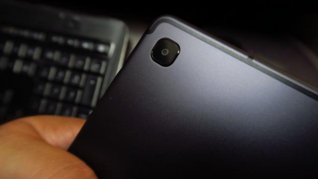 <b>Samsung Galaxy Tab S6 Lite: Cameră acceptabilă şi atât</b>Îmi susţin de fiecare dată teoria că dacă foloseşti o tabletă drept cameră foto meriţi să ţi se bată obrazul. În special la concerte, nunţi, botezuri şi alte ocazii. În primul rând că generezi probabil poze mai slabe decât multe telefoane midrange, apoi..