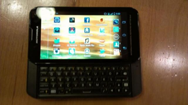 <b>Un nou Motorola Milestone? Un misterios slider QWERTY de la Moto Își face apariția Într-o imagine</b>Mai jos vedeți o imagine cu ceea ce pare a fi Motorola Milestone 4, dacă ne luăm după design. Terminalele Milestone sunt cunoscute pentru faptul că vin cu Android, specificații de top și tastatură glisantă QWERTY. Motorola s-a oprit la Milestone...