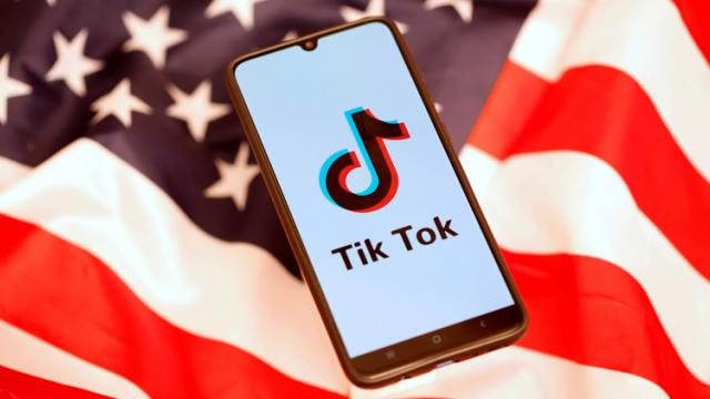 <b>Trump dublează răgazul dat chinezilor de la ByteDance; Se extinde perioada de grație în SUA pentru vânzarea TikTok de la 45 la 90 de zile</b>Donald Trump continuă să pună presiune pe TikTok, de această dată emiţând un ordin executiv prin care obliga ByteDance, compania mamă TikTok să îşi vândă ramura din SUA în maxim 90 de zile. Acest ordin vine după cel pe care l-a emis şeful de stat..