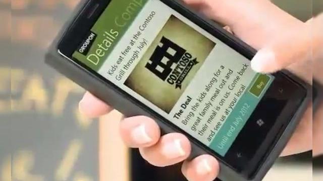 <b>Prototip Nokia de telefon și tableta surprins Într-un clip promoțional NFC (Video)</b>După ce în cadrul prezentării de acum o săptămână a lui Windows Phone 8 am avut pe scena oficială un prototip Nokia, iată încă unul apărut într-un clip promoțional pentru tehnologia NFC și serviciile asociate. Telefonul este încastrat...