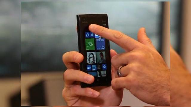 <b>Microsoft prezintă Windows Phone 7.8 În acțiune pe Nokia Lumia 900 (Video)</b>Cu o săptămână în urma Microsoft prezenta oficial Windows Phone 8, noua sa versiune de platformă mobilă, care se pare că nu va sosi sub formă de actualizare pe modelele actuale Windows Phone. Printre ele se numără și Nokia Lumia 900, dar din...