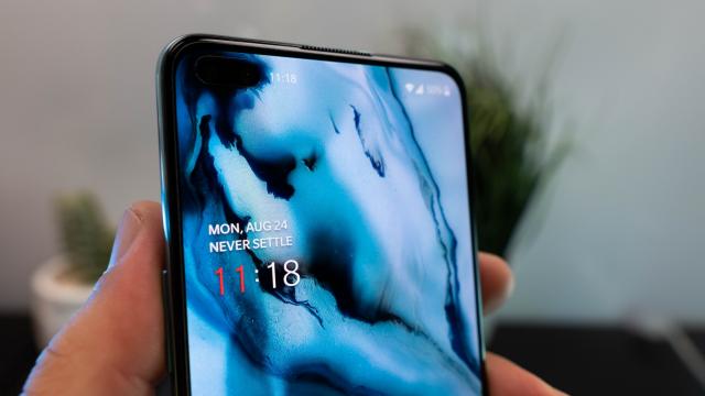 <b>OnePlus Nord: Design generic, chiar banal, culoarea poate să îţi fure totuși privirea</b>OnePlus Nord nu este un telefon care să te entuziasmeze deosebit ca design. Poate doar nuanţele sale să îţi mai facă nările să freamăte puţin. Vine pe Blue Marble (îl avem noi) sau Gray Onyx. În realitate avem un telefon foarte lucios, că o bomboană..