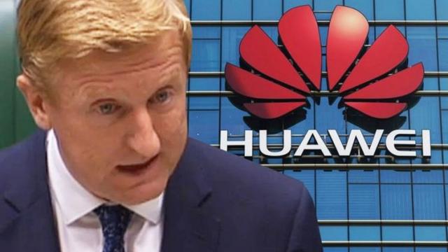 <b>(P) Rețeaua britanică 5G se confruntă cu o întârziere de trei ani și cost suplimentar de 2 miliarde de lire sterline</b>Guvernul a revenit asupra deciziei sale de a permite implicarea Huawei în rețeaua 5G din Marea Britanie, într-o acțiune care va costa până la 2 miliarde de lire sterline și va întârzia utilizarea tehnologiei până la trei ani.