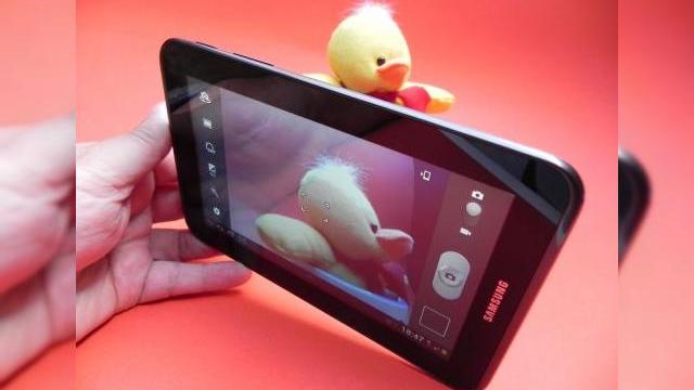 <b>Review Samsung Galaxy Tab 2 7.0 P3100 - alternativa ieftină pentru tablete de 10 inch, cu design de telefon mai mare (Video)</b>Există în acest moment două tipuri de tablete de 7 inch: cele care sunt strict tablete și pot fi considerate variante mai mici ale modelelor de 10 inch, sau cele ale căror butoane și design ne duc cu gândul la un telefon mai mare. Acesta din urmă...