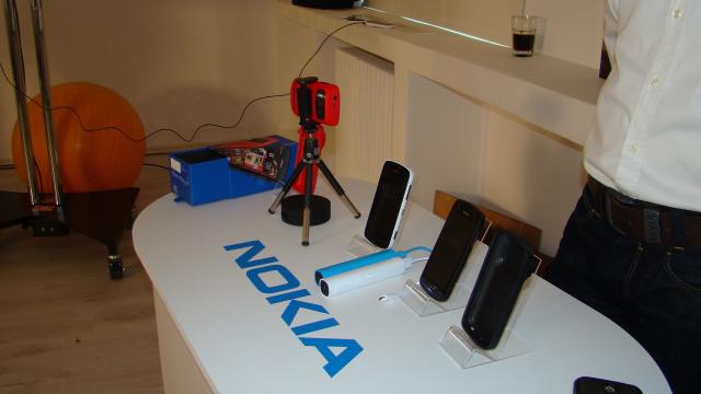 <b>Nokia 808 PureView disponibil acum pe Amazon, la prețul de 700 de dolari</b>Cel mai faimos telefon Nokia al momentului, modelul 808 PureView a ajuns acum pe Amazon, unde este disponibil deblocat la prețul de 700 de dolari. Terminalul a avut parte deja de un eveniment oficial de debut în România, fiind prezentat la un studio...