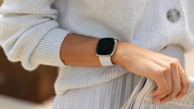 <b>Fitbit Sense este acum disponibil la vânzare în România și primește autorizația pentru folosirea aplicației EKG</b>Pe final de lună august cei de la Fitbit au avut de prezentat câteva noutăți importante, printre care și ceasul Fitbit Sense care se remarcă prin suportul pentru EKG (electrocardiogramă)