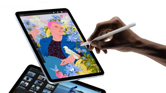 <b>Tableta iPad Air 4 și ceasul Apple Watch Series 6 primesc clipuri promo, cu accent pe principalele noutăți</b>Evenimentul Apple de ieri seară ne-a adus câteva noutăți hardware foarte interesante, în centrul atenției fiind tableta iPad Air 4 și ceasul Apple Watch Series 6. V-am vorbit despre fiecare în parte în articole dedicate 