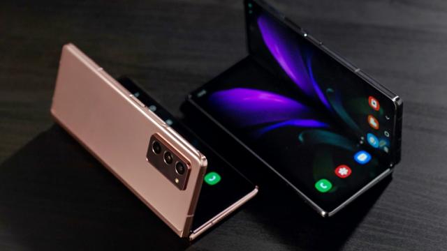 <b>Turul Magazinelor #763: Galaxy Z Fold 2 la cel mai mic preţ, Galaxy Tab A7 ajunge în România, Oppo A9 şi Realme 6s cu discount</b>La mijlocul săptămânii avem o serie de oferte foarte bune pentru telefoane, un set VR de top, dar şi o tabletă proaspăt ajunsă în România. Pliabilul Samsung Galaxy Z Fold 2 a pierdut deja din preţ, iar Oppo A9 