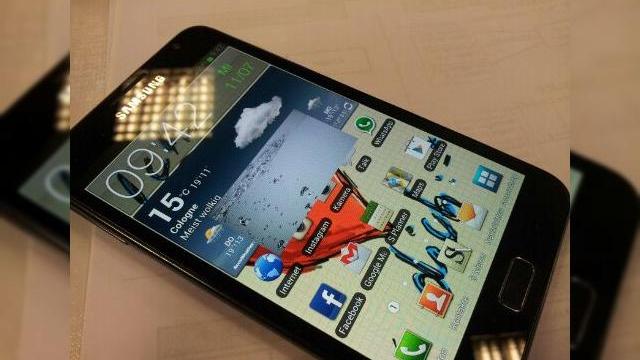 <b>Samsung Galaxy Note a primit Android 4.0.4 În Germania și aduce Pop up Play</b>Este perioada update-urilor de software. Galaxy Nexus de la Vodafone a primit Android 4.0.4, Galaxy Nexus achiziționat la liber a început la nivel internațional să treacă pe 4.1 Jelly Bean, 4.0.4 a primit și Galaxy S II. Uite că și Galaxy Note -...