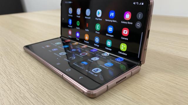 <b>Samsung Galaxy Z Fold 2 5G: Design versatil, mai solid şi flexibil decât la Galaxy Fold</b>Samsung Galaxy Z fold 2 5G împrumuta elemente de design şi mecanisme şi de la Galaxy Fold (formatul general), dar şi de la Galaxy Z Flip (perişorii pentru curăţarea balamalei şi sticla UTG). Încă de la primul contact se vede că acest telefon pliabil..