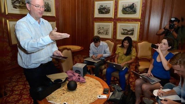 <b>Directorul Google, Eric Schmidt ne prezintă noile produse hardware ale gigantului american care a creat Android</b>Eric Schmidt este o figură simpatică aflată în conducerea Google, cu rolul de director executiv al gigantului motoarelor de căutări. și având în vedere că Google a anunțat recent câteva noi produse hardware, el are tot interesul să ni le...