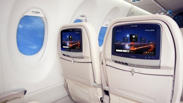 <b>Boeing 786 Dreamliner, avion hiper tehnologizat de vis, cu Android, 3G, WiFi și 69 TB de stocare SSD</b>Boeing 787 Dreamliner este un avion de mari dimensiuni, comandat în 859 de unități din 2004, dintre care doar 14 au fost livrate până acum. Până în 2013 producția este așteptată să ajungă la 10 unități pe lună. Ce ne interesează la acest...