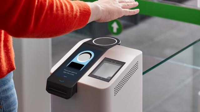 <b>Amazon lansează plata cu palma, prin recunoaşterea venelor şi serviciul Amazon One</b>Unii au râs de LG când a lansat sistemul de recunoaştere a venelor din palma pentru deblocarea telefonului. Ei bine acum Amazon foloseşte un sistem similar pentru a realiza plăţi în cadrul serviciului Amazon One