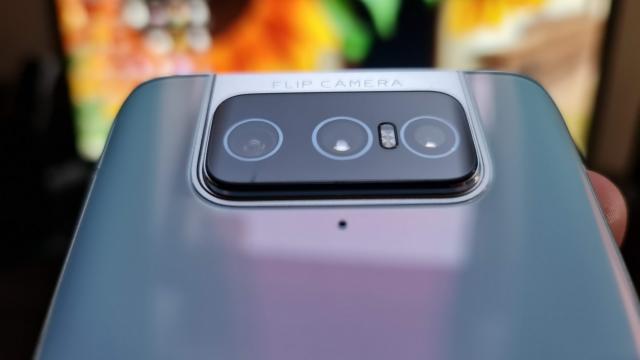 <b>ASUS ZenFone 7 Pro: Hardware clar superior lui ZenFone 6</b>ASUS ZenFone 7 Pro reprezintă un salt destul de clar faţă de ZenFone 6, plusând cu două generaţii de procesor şi sărind peste Snapdragon 865, direct la Snapdragon 865+. Poate cel mai mare upgrade e la ecran, unde trecem de la un LCD de 6.4 inch Full HD..
