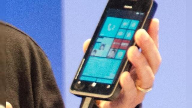 <b>Nokia Lumia 910 și 920 sosesc pe 5 septembrie? Avalanșa de telefoane WP8 Începe peste 5 săptămâni?</b>Datele problemei stau așa: Nokia pregătește "ceva" pentru data de 7 septembrie, după cum arată un banner din vitrina unui magazin din Helsinki, la care adăugăm și evenimentul Nokia World, desfășurat pe 5-6 septembrie. Acum a apărut încă o...