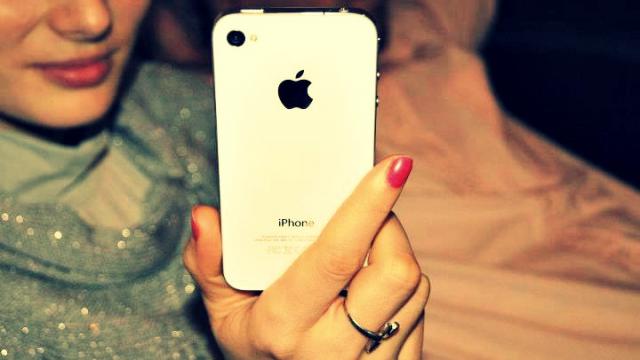 <b>Good Technology: iOS domină sectorul corporate În dauna Android</b>La Google I/O de la mijlocul lui iunie 2012 s-a ajuns ca activările Android să treacă de pragul a 1 milion de device-uri pe zi ( se încadrează telefoane, tablete, portabile cu Chrome OS). Este o valoare impresionantă, dar un studiu prezentat de...