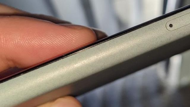 <b>Google Pixel 5 are un gol între ecran şi ramă, conform unor utilizatori</b>În 2020 parcă am avut mai rar cazuri de defecte de fabricaţie, buguri ale telefoanelor sau probleme cu ecranul verde, faţă de alţi ani. Cel mai nou telefon cu probleme de acest tip ar fi Google Pixel 5