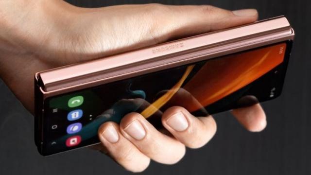 <b>Samsung Galaxy Z Fold 3 va sosi cu S Pen, strat UTG mai gros şi digitizer AES; Ce mai ştim despre el?</b>De ceva vreme au început speculaţiile şi scăpările legate de Samsung Galaxy Z Fold 3, afirmând că pliabilul din 2021 face trecerea la un stylus şi la o cameră selfie ascunsă sub ecran