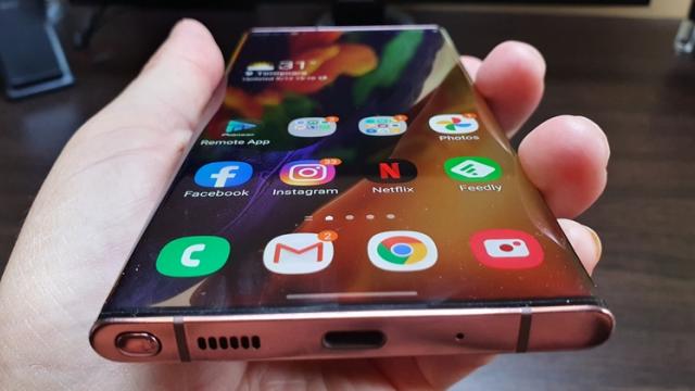 <b>Turul Magazinelor #787: Galaxy Note 20 Ultra şi Note 10+ la cele mai bune preţuri, accesorii Karl Lagerfeld iPhone 12</b>Turul Magazinelor a revenit la început de săptămână, cu episodul #787. Pentru că mulţi se pregătesc deja să îşi cumpere iPhone 12, avem o serie de huse/accesorii fashion pentru ele, de la brandul Karl Lagerfeld