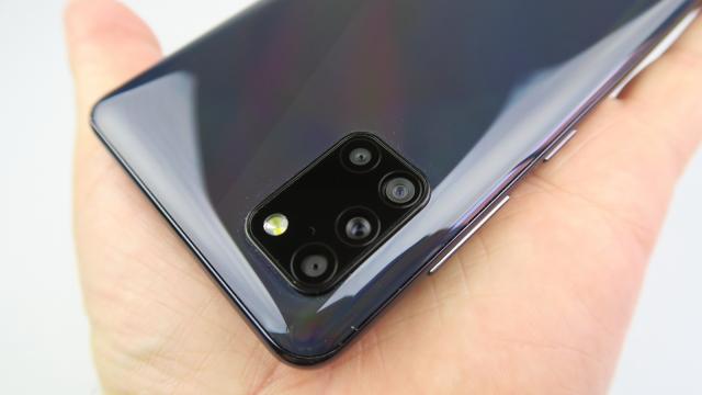 <b>Samsung Galaxy A31: Design tipic Galaxy A 2020, cu Glasstic</b>Galaxy A31 este la bază un Galaxy A41 mai mare, o variantă battery phone a sa. În ciuda acestui fapt, nu este masiv pe lângă alte battery phone-uri testate de noi. Adera la trendurile clasice pentru seria Galaxy A 2020 şi oferă un corp din plastic şi un..